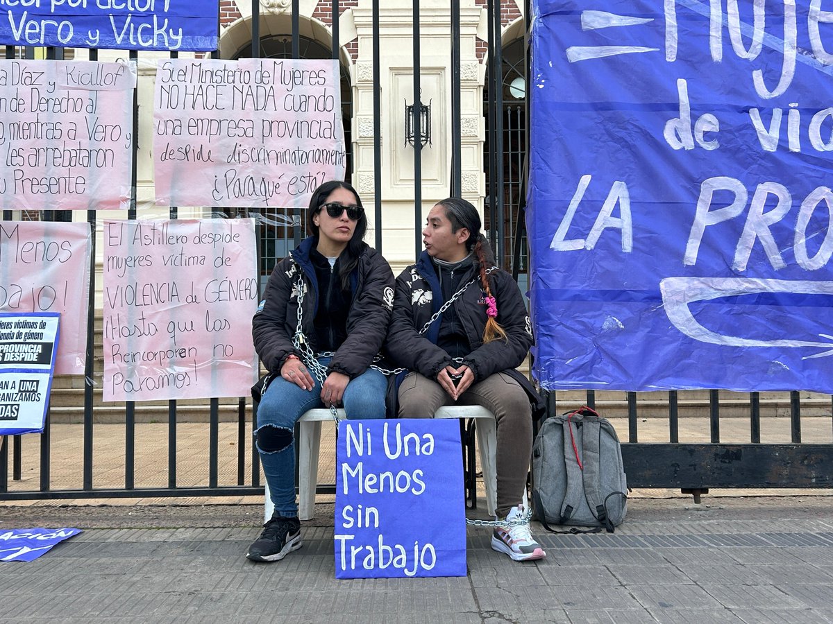 Mariadiazreck's tweet photo. En #LaPlata dos trabajadoras que fueron víctimas de violencia de género se encadenaron a la Gobernación porque fueron despedidas del Astillero Rio Santiago!
Que hace @EstelaEDiaz, ministra de mujeres y diversidad ante esto? https://t.co/QfxQ0Ebvnc