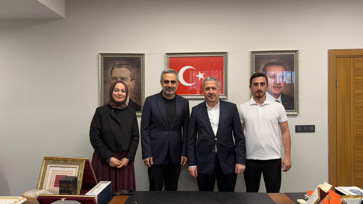 mahmutgurcan's tweet photo. 📍AK Parti Ataşehir İlçe Başkanlığı

AK Parti Ataşehir İlçe Başkanlığımızı ziyaret ederek İlçe Başkanımız Sayın Burak Çifci ve davamıza gönül vermiş kıymetli teşkilat mensuplarımızla hasbihâl ettik.

Nazik ev sahiplikleri ve misafirperverlikleri için İlçe Başkanımız Sayın Burak Çifci’ye ve tüm teşkilat mensuplarımıza gönülden teşekkür ediyorum.

Cumhurbaşkanımız Sayın Recep Tayyip Erdoğan’ın ortaya koyduğu #TürkiyeYüzyılı vizyonu doğrultusunda; çalışmaya, üretmeye ve milletimize hizmet etmeye devam edeceğiz.

Rabbim birliğimizi ve beraberliğimizi daim eylesin. 

@burakcifci34
@atasehirakparti
