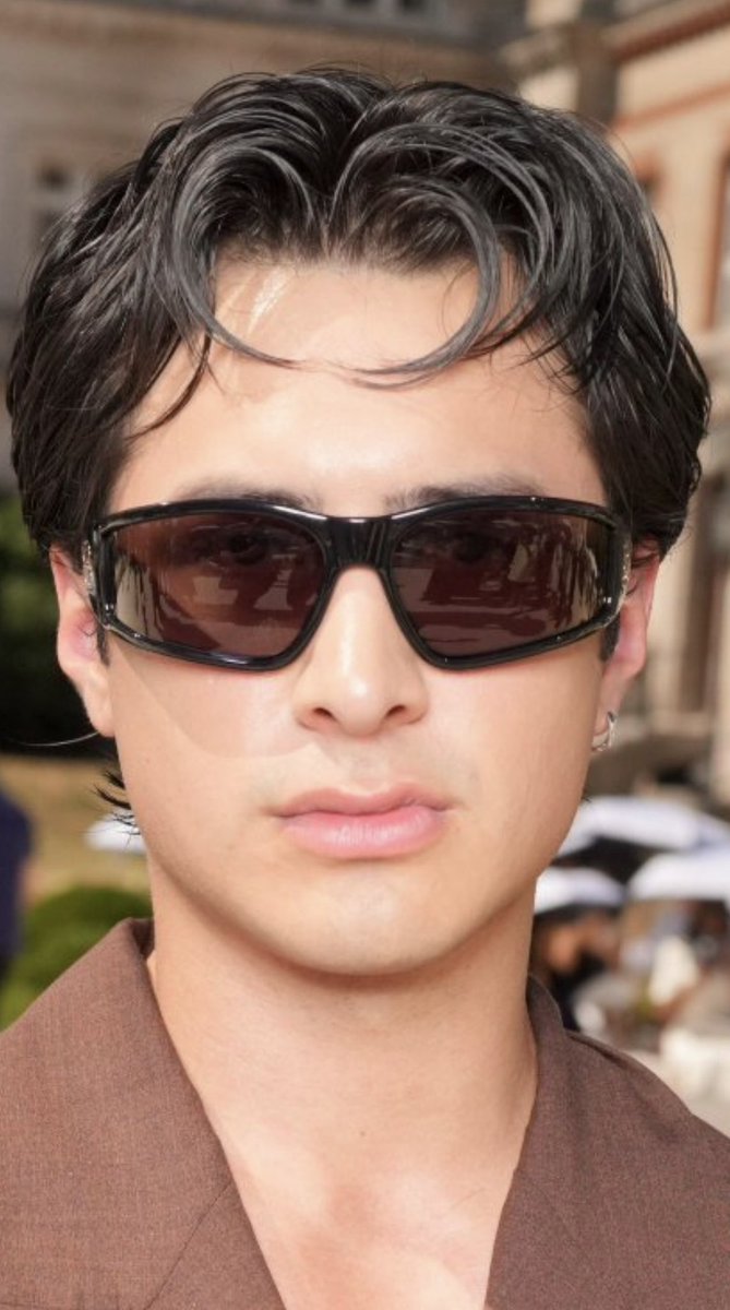 hudconfans's tweet photo. Even with the glasses, I can still see his gay yearning little bottom eyes.✨🤎 https://t.co/47xsJ8pGyu