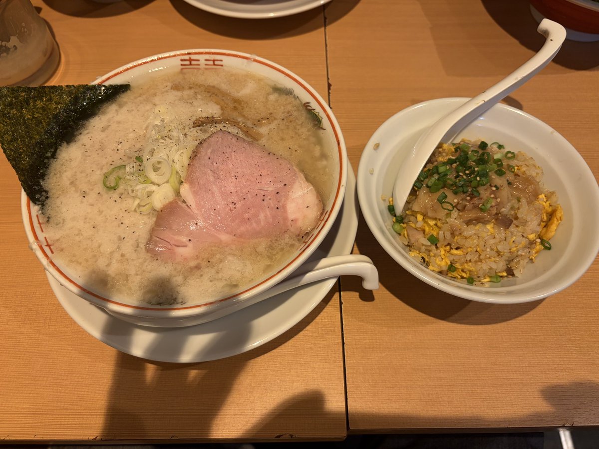 BLACKkojiWHITE's tweet photo. チャッチャ亭へ
背脂ラーメン大チャッチャ
半チャーハン
もうなんも食えない😵‍💫 https://t.co/YDcR6TS6o8