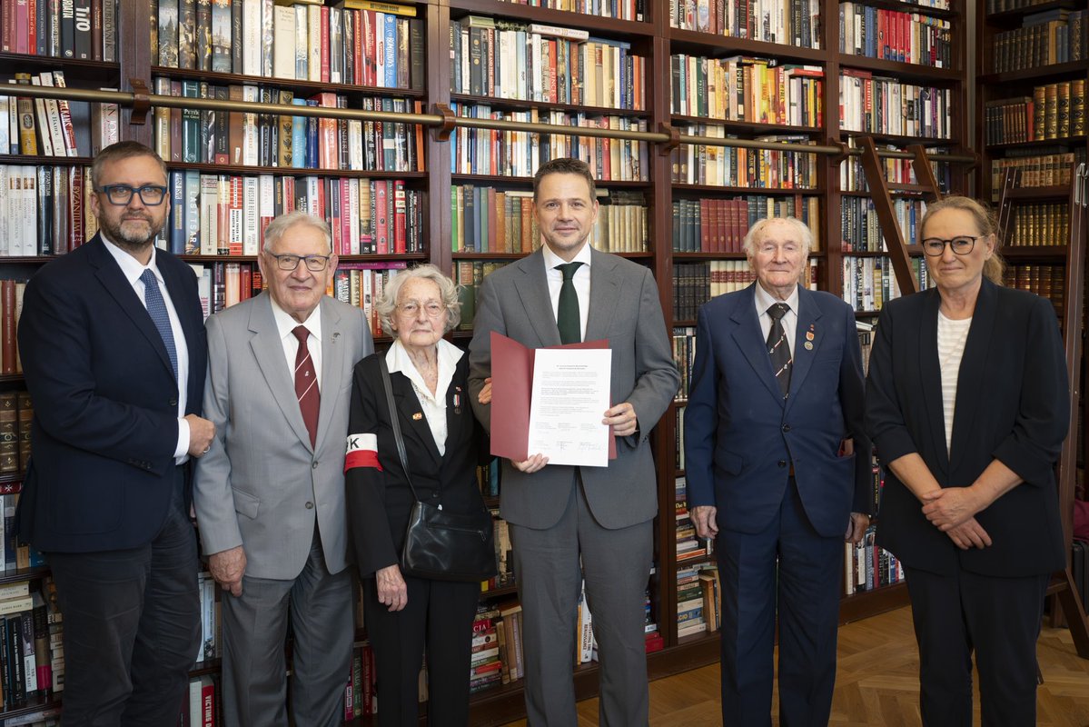 trzaskowski_'s tweet photo. Przed nami 82. rocznica Powstania Warszawskiego. Dziękuję Powstańcom, wspólnie z którymi ponownie miałem zaszczyt podpisać apel o wspólną pamięć, o godne upamiętnienie bohaterek i bohaterów walczącej stolicy. Apel do Warszawianek i Warszawiaków, do wszystkich Polek i Polaków. 

Przed nami tygodnie pełne uroczystości, wydarzeń, wystaw, koncertów, spotkań w całej Warszawie. A moment kulminacyjny to oczywiście 1 sierpnia o godzinie 17.00 - czyli Godzina „W”.

Bądźmy w tych szczególnych dniach razem.

Cały program obchodów znajdziecie na stronach miasta w naszym informatorze.