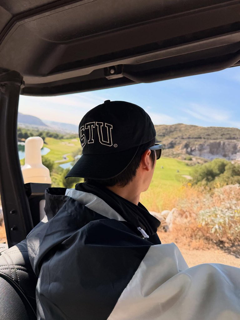 Ericsofhn's tweet photo. Cruising around the green in this tiny golf cart because the massive valley view looks absolutely breathtaking from up here. The afternoon breeze is getting cooler, making the long drive between holes feel like a real vacation. Time to finish up the final round before sunset. 🌅 https://t.co/UgGfkoszDO