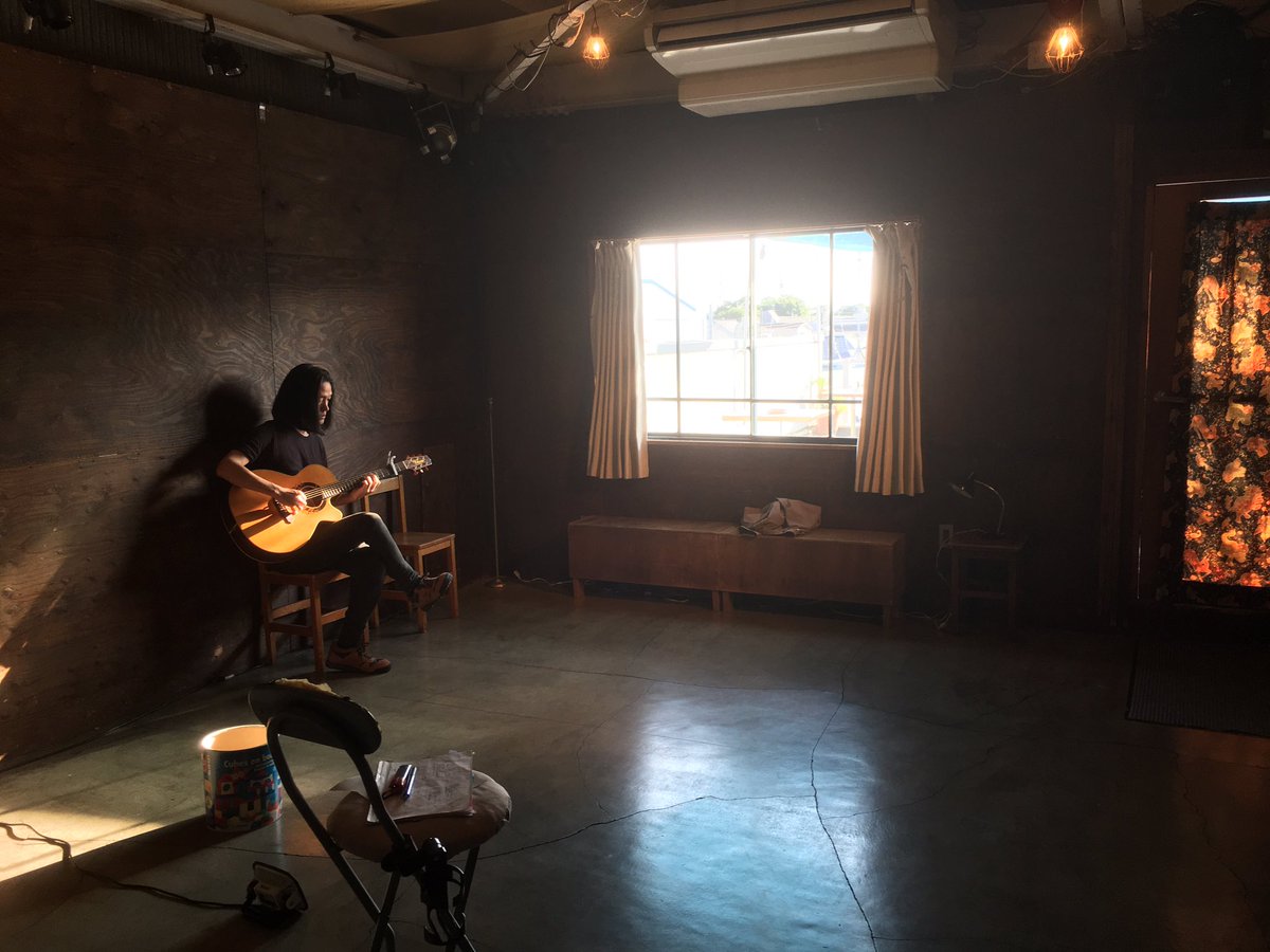 hase0616's tweet photo. 演出している舞台『朝、私は寝るよ』小屋入り、ゲネプロを終えました。

演出助手のおおたにさんと相談しながら、素敵な照明を組めました。

ムリウイのたけしさんにもたくさんお力をお借りしまし���！

制作を手伝ってくれている鍵山君も最高で、關さんも無茶振りに応えてくださっていて、みんなで作ってる感があって楽しいです。

ゲネを見に来てくださった方に感謝です。

ここまでは儀式みたいなもので、明日からきっと出演者のお二人はあの空間でちゃんと呼吸し、公演というか現象になっていくでしょう。

完売しちゃってるのですが、来た方には目撃してほしいです。

誰かのバックボーンに引っ張られ過ぎずに、ジャンルに囚われず、誘導せずにハイブリッドなモノができていたら幸いです。