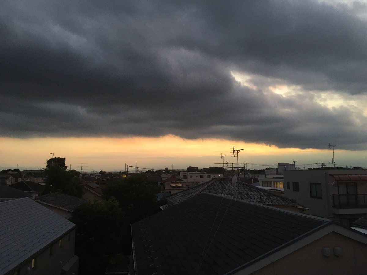 hase0616's tweet photo. 演出している舞台『朝、私は寝るよ』小屋入り、ゲネプロを終えました。

演出助手のおおたにさんと相談しながら、素敵な照明を組めました。

ムリウイのたけしさんにもたくさんお力をお借りしまし���！

制作を手伝ってくれている鍵山君も最高で、關さんも無茶振りに応えてくださっていて、みんなで作ってる感があって楽しいです。

ゲネを見に来てくださった方に感謝です。

ここまでは儀式みたいなもので、明日からきっと出演者のお二人はあの空間でちゃんと呼吸し、公演というか現象になっていくでしょう。

完売しちゃってるのですが、来た方には目撃してほしいです。

誰かのバックボーンに引っ張られ過ぎずに、ジャンルに囚われず、誘導せずにハイブリッドなモノができていたら幸いです。