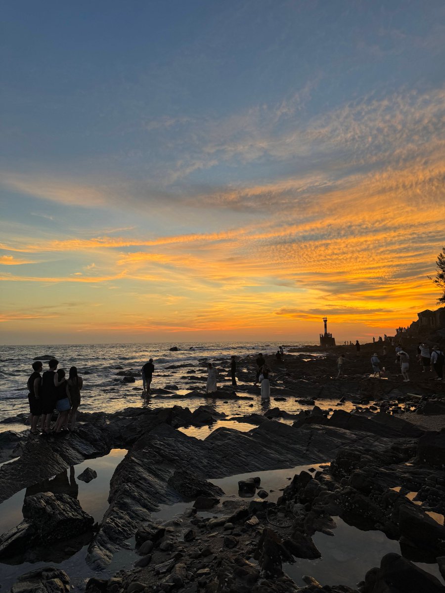 tlow85's tweet photo. Just chased the golden sunset from a tiny coastal cottage, sipped fresh lemonade while waves hummed me to peace. This is the kind of slow travel I’ll never forget https://t.co/fgnfwwu4Vr