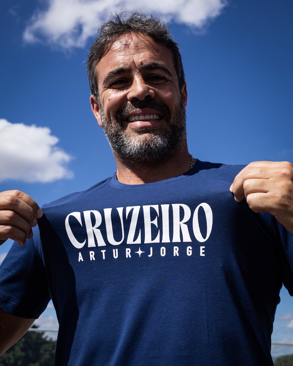 gabrieumoraes's tweet photo. Cruzeiro lança hoje coleção de camisas com a assinatura do técnico Artur Jorge. Cada uma custa R$ 159,90 https://t.co/Wr65xVCrme