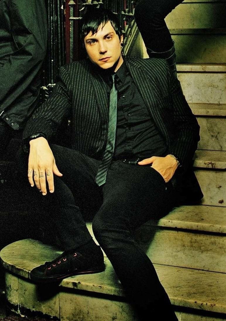 anna_gvf's tweet photo. mmmmfrank in suit 🤤🤤🤤 https://t.co/s0yLKzqYnO