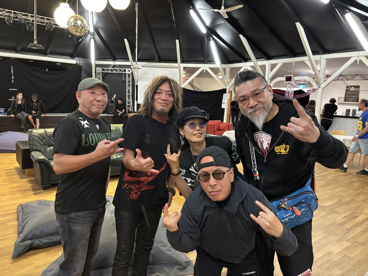 basscrasher's tweet photo. Loudness様とまさかの同じTime To Rock フェス参戦（Atomic Swingは前日だったけど）何十年経ってもカッコいい😍けどステージを降りれば関西人炸裂😂
ここは大阪じゃないよね⁉️😅
数時間でしたがバックステージにて大変貴重なお時間ご一緒させて頂き光栄極まりない🥹🙏🌟
#小学生に戻った
#ラウドネス https://t.co/HUHoPYmFBG