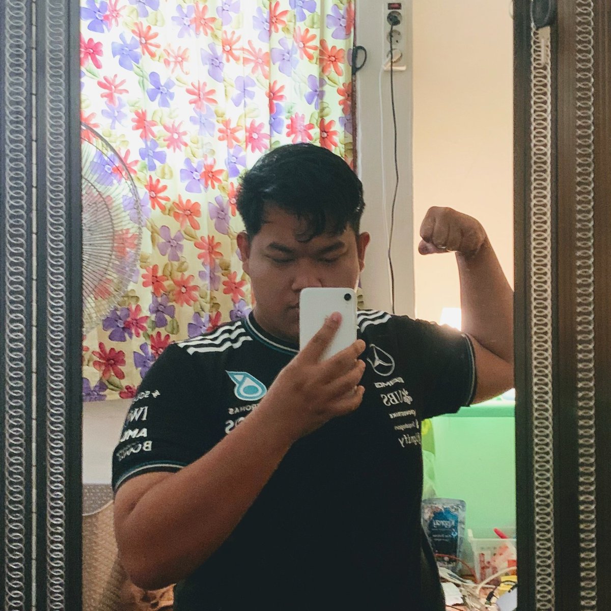 therussellist's tweet photo. FINALLY i can post this semi-selfie damn #f1twtselfieday https://t.co/FAV1LCCu7y