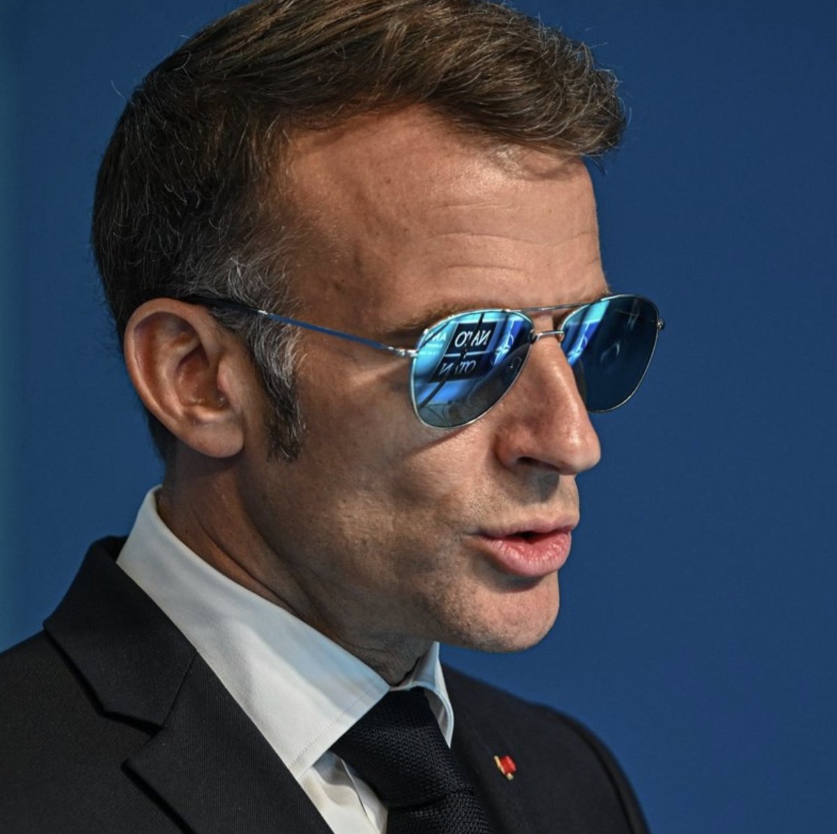 nsea_'s tweet photo. Macron'un gözünde kılcal damar çatlaması olduğu ve bu sebeple gözlüğünü çıkarmadığı öğrenildi. #macron #natozirvesi #trump #erdoğan #ankara https://t.co/27QQw0HSH4