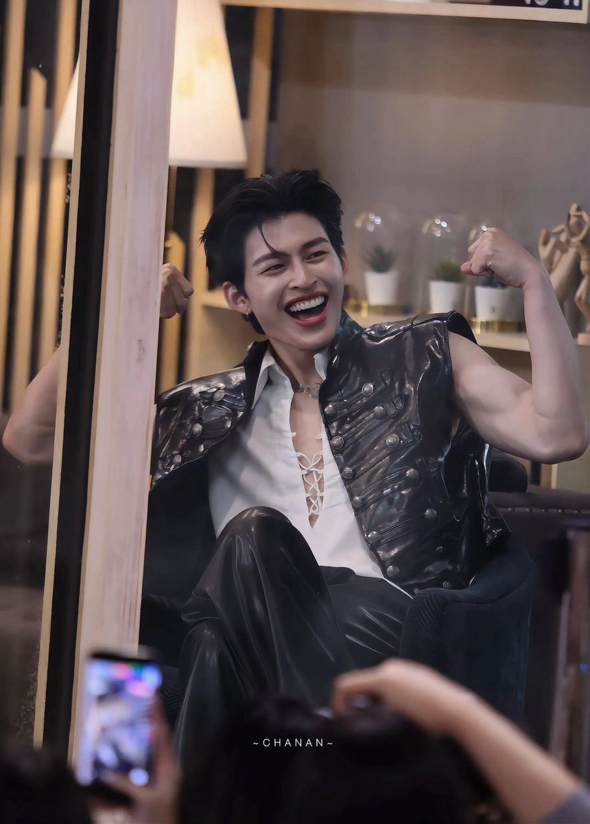 gurthcxme's tweet photo. ยิ้มเอิ้กอ้าก กล้ามสองข้างแบกความน่ารักไว้ 💪🏻💪🏻 https://t.co/jP9OPJJtH1