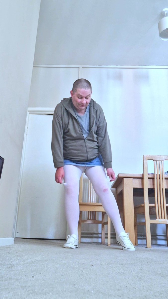 EncasedinTights's tweet photo. Twanging my white tights #twanging #my #white #tights https://t.co/jTuw8ZNh1j