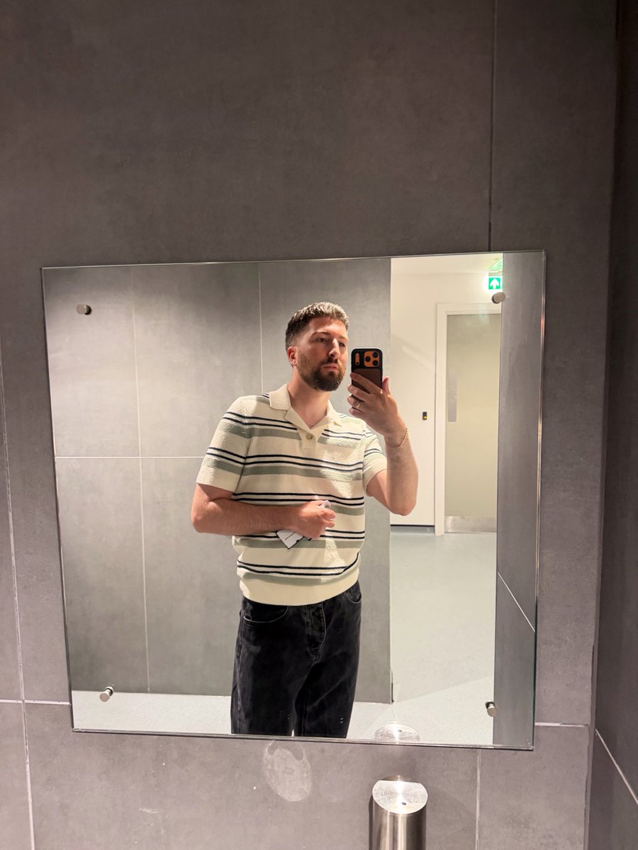 Maxxlamenace4's tweet photo. Someone save me from work https://t.co/aPFCeFbU45