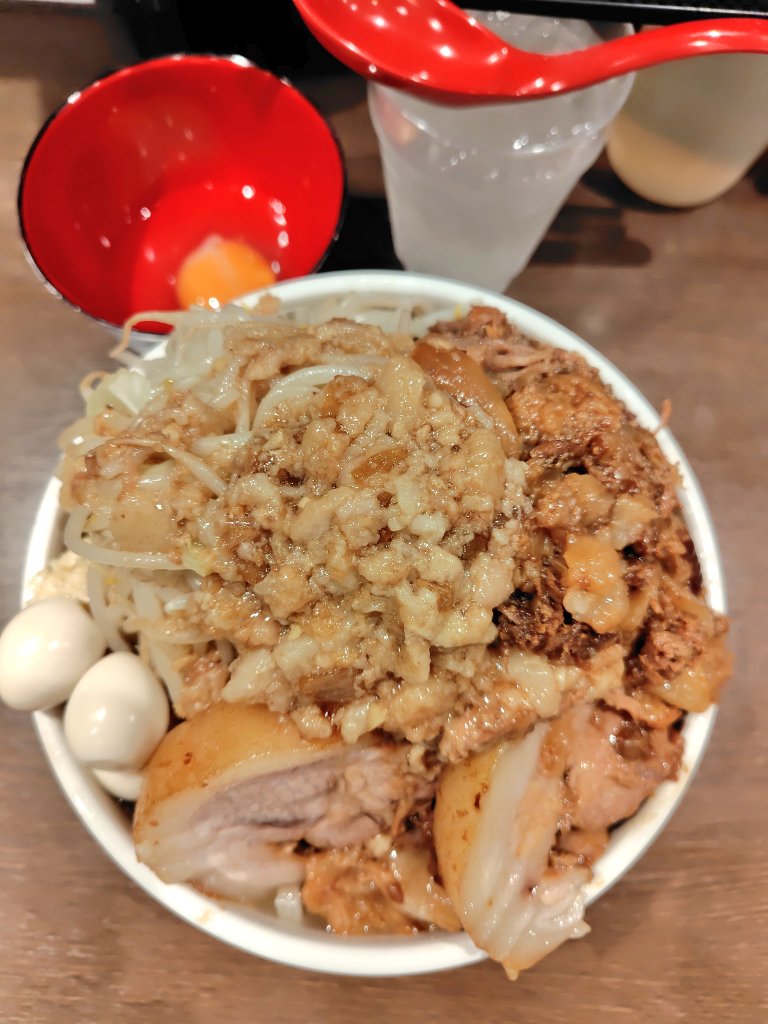 _satokatsu_'s tweet photo. ラーメンイエロー 狛江店
大ラーメン
+ほぐし豚+生卵+うずら
コールはヤサイマシニンニクアブラ
公式さんの衝撃ツイートに触発されて初訪問🔰
甘みある非乳化スープ 平打の太麺 クタヤサイに味付き背脂 ブタは肉厚柔らかのバラ肉で良い肉だなぁと実感 生卵絡めて美味完食🤙
ごちそうさまでした☆ https://t.co/wiOwLsVV3v