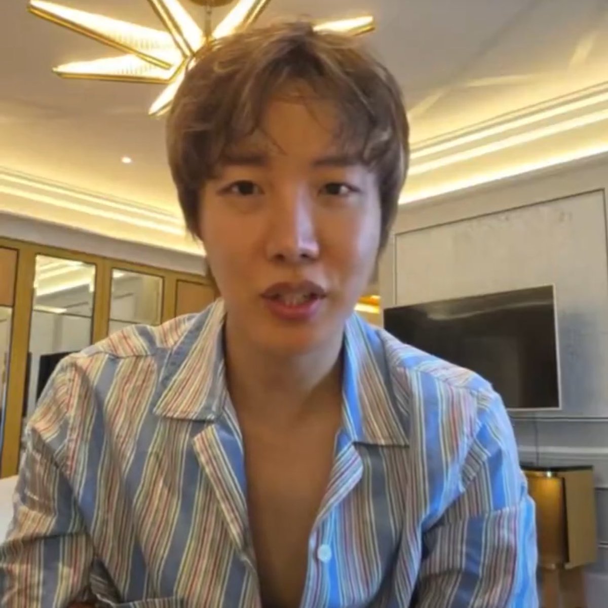 ARMYForce_Peru's tweet photo. #JHOPE LIVE: “¿Te gusta Europa?”

🐿️ Siempre me ha gustado Europa, pero creo que ahora me gusta aún más. ¿Cómo hacen para divertirse tanto? Como yo lo veo, en la gira por Estados Unidos no puedes bajar la guardia. Y en la gira por Sudamérica tampoco. Pero la gira por Europa es una locura.