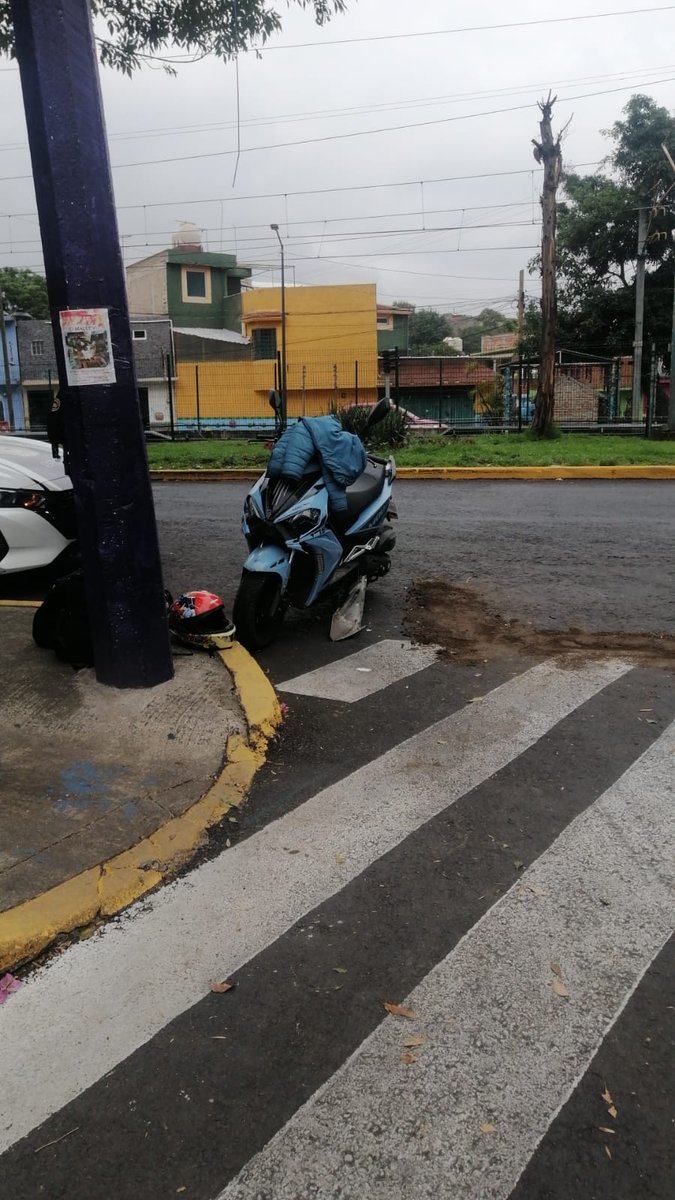 CI_CDMX's tweet photo. #EstaMañana || Una mujer que circulaba a bordo de una motocicleta fue atropellada por un automovilista en el cruce de la avenida #Acueducto y la calle #Capirote, @SLHuipulco, @TlalpanAl.
Los Servicios de Emergencia arribaron al lugar para revisión de la mujer la cual esta embarazada, están en espera de la aseguradora del conductor.
📸 Redes
