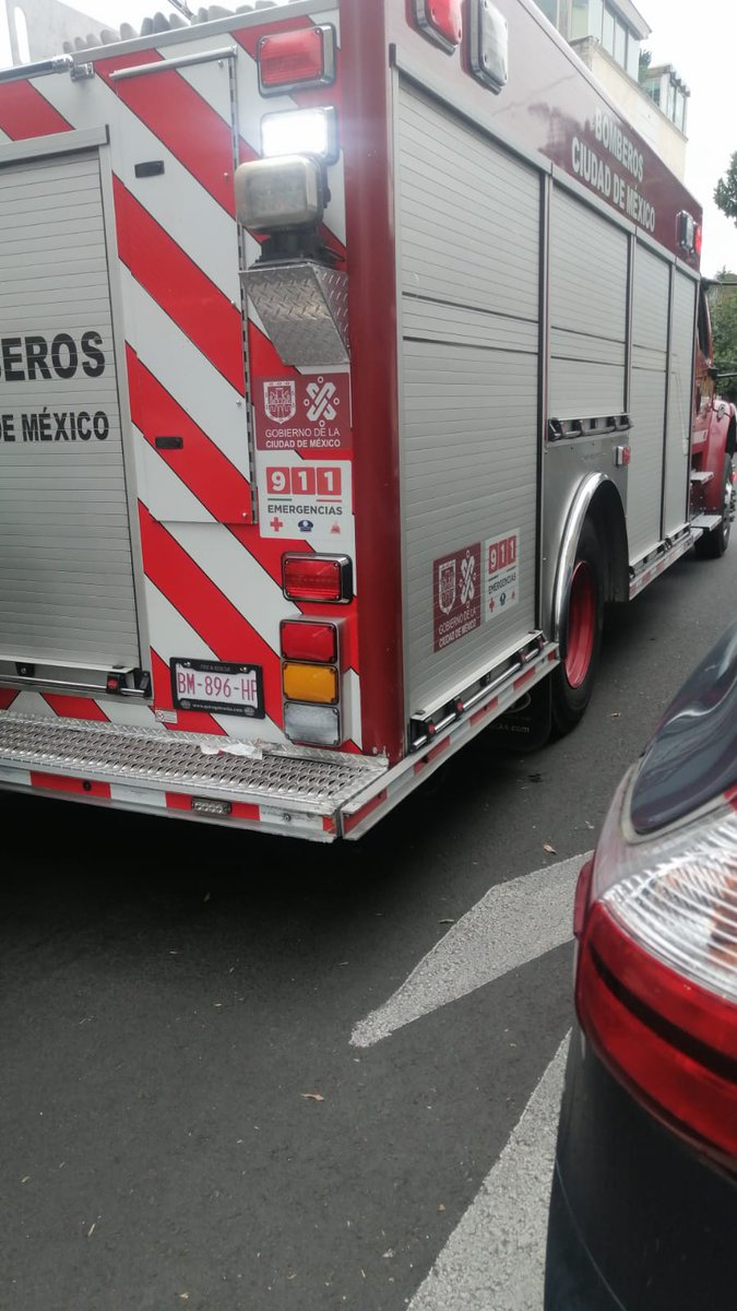 CI_CDMX's tweet photo. #EstaMañana || Una mujer que circulaba a bordo de una motocicleta fue atropellada por un automovilista en el cruce de la avenida #Acueducto y la calle #Capirote, @SLHuipulco, @TlalpanAl.
Los Servicios de Emergencia arribaron al lugar para revisión de la mujer la cual esta embarazada, están en espera de la aseguradora del conductor.
📸 Redes