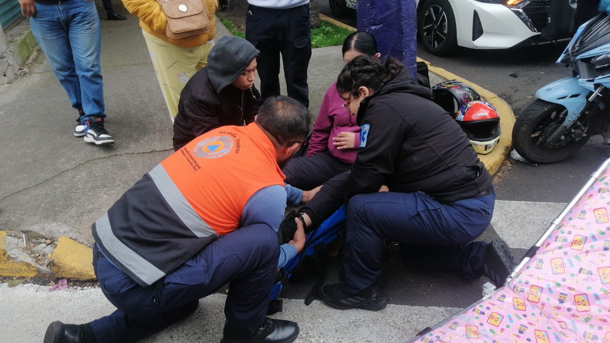 CI_CDMX's tweet photo. #EstaMañana || Una mujer que circulaba a bordo de una motocicleta fue atropellada por un automovilista en el cruce de la avenida #Acueducto y la calle #Capirote, @SLHuipulco, @TlalpanAl.
Los Servicios de Emergencia arribaron al lugar para revisión de la mujer la cual esta embarazada, están en espera de la aseguradora del conductor.
📸 Redes