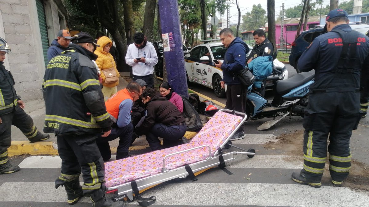 CI_CDMX's tweet photo. #EstaMañana || Una mujer que circulaba a bordo de una motocicleta fue atropellada por un automovilista en el cruce de la avenida #Acueducto y la calle #Capirote, @SLHuipulco, @TlalpanAl.
Los Servicios de Emergencia arribaron al lugar para revisión de la mujer la cual esta embarazada, están en espera de la aseguradora del conductor.
📸 Redes