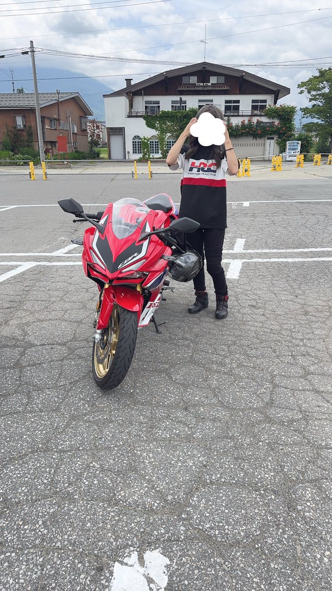 moemoe_0041's tweet photo. ていうか旦那に写真撮るの頼むと最初絶対にこういうアングルで撮るんだよな。余計脚短く見えるねん。やり直し！ https://t.co/73ZRG8N8KT