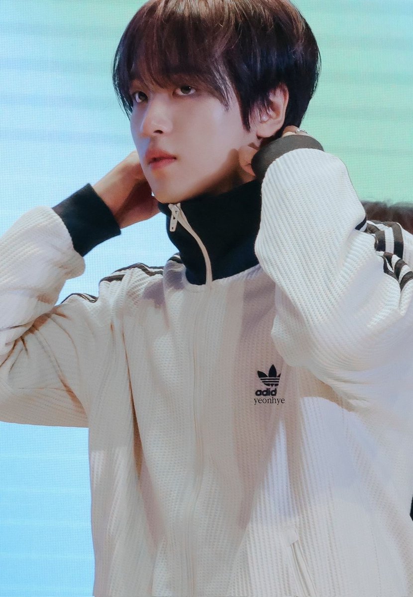 webjag's tweet photo. #HAECHAN 해찬님 아디다스 https://t.co/wYVDb08P75