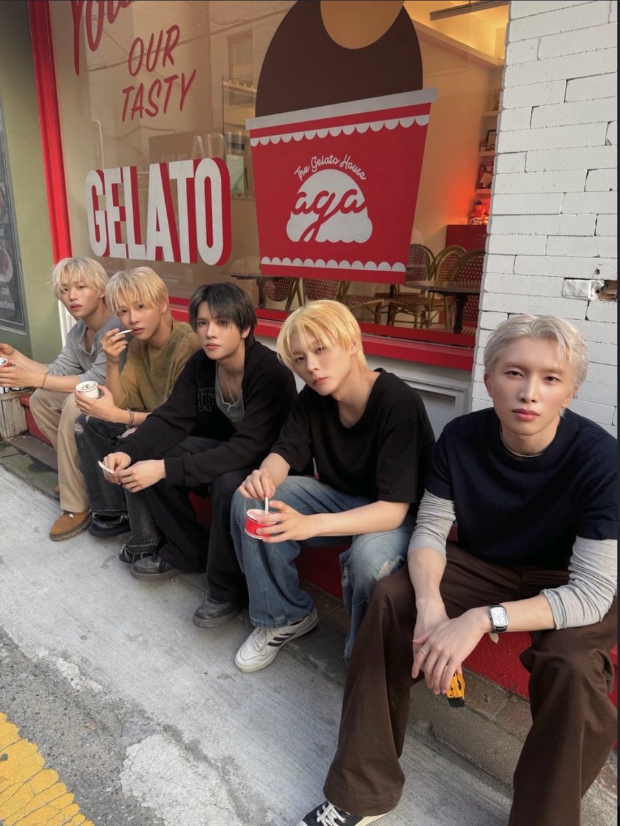Acaremgz's tweet photo. หล่อกันมากกกกเลย POW you’re my favorite 🥹🫶✨ #파우 #POW #POW_GRID https://t.co/AVGkwbVxPM