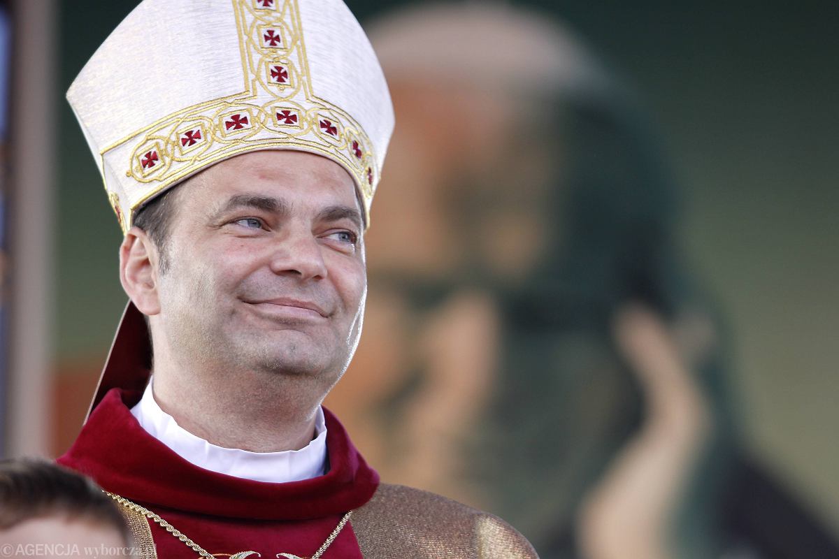 Pieter111120's tweet photo. To jest biskup Grzegorz Kaszak, od przeszło dwóch lat pobiera sobie emeryturę, taką skromną, tylko 10 tysi.
Na emeryturę przeszedł po słynnej imprezie na parafii w Dąbrowie Górniczej, wcześniej przewodniczył diecezji sosnowieckiej. 

Jak ustalił Onet, trzy dni przed przejściem na emeryturę kazał przelać na konto Caritasu 180 tyś. na remont mieszkania należącego do owego Caritasu, w dniu odejścia zdążył jeszcze dać zgodę na ustanowienie nieodpłatnej służebności lokalu, potem już tylko notariusz i dożywotnia umowa z Caritasem. 
I pyk - 75m2 w samym centrum, wyremontowane, w sam raz na emeryturę, no nie ma lipy.

Rozwiązać fundusz kościelny, wypowiedzieć konkordat, niech te zboczone pasożyty same się utrzymują!
A Kaszaka na ulicę.