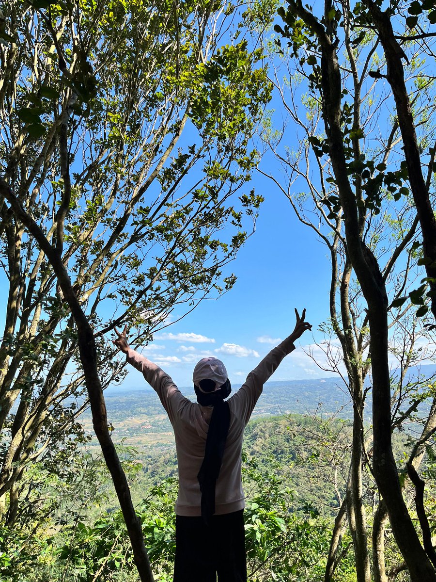 zelintrixie's tweet photo. naik gunung cuma ratusan ribu, naik pelaminan ratusan juta😭😭 https://t.co/oxYNBhJNWH