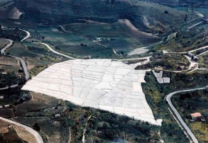archistar1's tweet photo. Grande Cretto (o Cretto di Burri), 1984-2015
L'opera copre i ruderi di Gibellina Vecchia, la città siciliana distrutta dal terremoto del Belice nel 1968.
Gibellina, Sicilia 🇮🇹 Italia
#landart 
#artista Alberto Burri 
#arteambientale 80.000 mq di cemento bianco https://t.co/gNKpHuq0D9