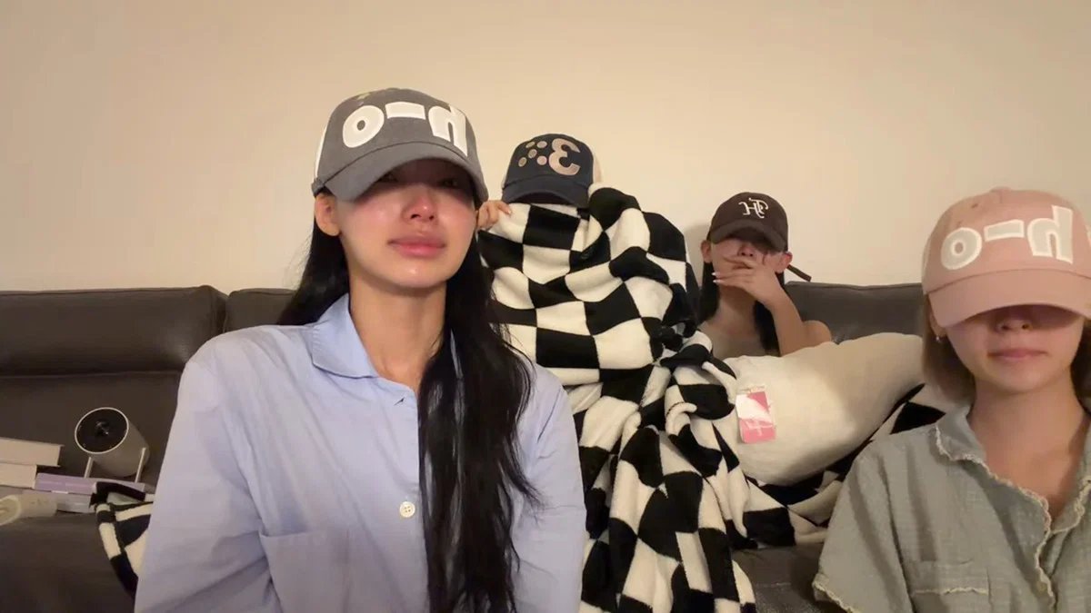 pannchoa's tweet photo. Rescene becomes the "miracle of a small company" after Love Attack hits #1 on Melon + members film tearful livestream reacting to their ranking
https://t.co/wquhhLS4fS https://t.co/ktpwU9HVVF