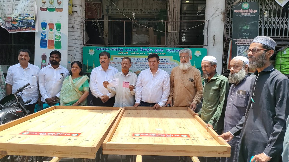 kgn_trust's tweet photo. ब्लड कैंप और सूरत  वार्ड नबर 21 के कॉरपोरेटर का सम्मान https://t.co/pjJwejh9qg
