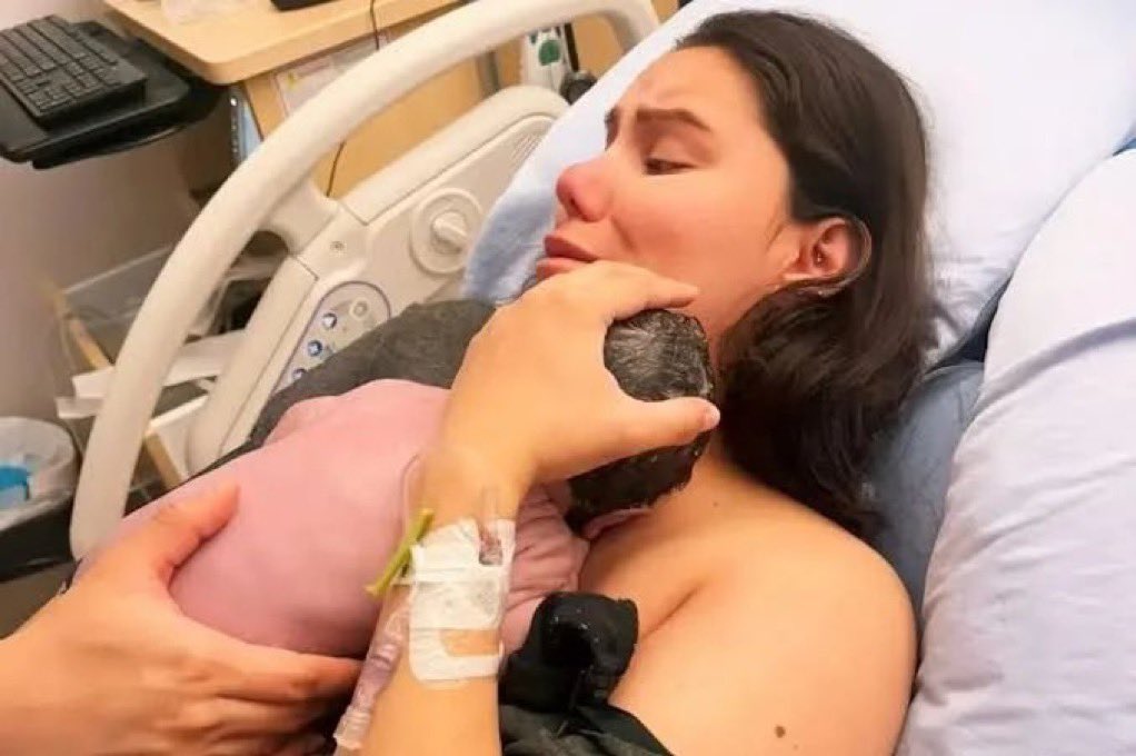 instablog9ja's tweet photo. 27-year-old Canadian mother gives birth while asleep, wakes up to find newborn under blanket https://t.co/fbXnR33QT9