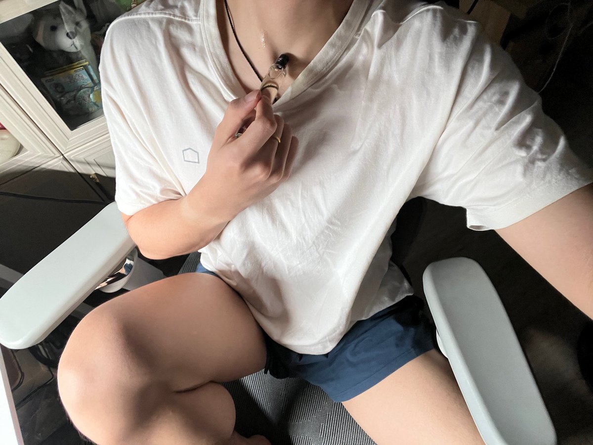 Wukkiky's tweet photo. 泰买的精油洗完澡涂在脖子、耳后
睡觉时候在被窝里随着体温升高慢慢散出来
完全顶级来着 https://t.co/9FKaikb5av