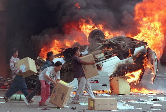 dimarsasongko98's tweet photo. THREAD 5: JAKARTA TERBAKAR

13 Mei 1998. Pagi.

Kota ini belum tahu apa yang akan terjadi dalam 72 jam ke depan.

Lebih dari 1.000 orang tewas.
Ribuan perempuan dilecehkan, diperkosa, dianiaya.
4000an bangunan dibakar.
Rp 2,5 TRILIUN lenyap.

Dan tidak satu pun pelaku diadili sampai hari ini.

Ini bukan masa lalu. Ini luka yang belum ditutup.