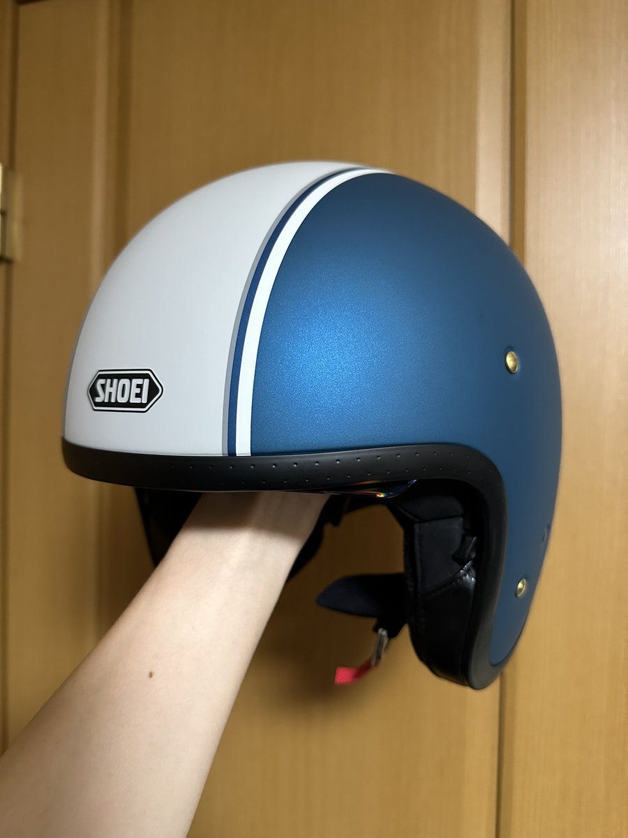 rutorutorutton's tweet photo. そういえば私の持ってるバイクのヘルメット、色合いがアデルファイ中隊のヘルメットに似てない？
去年くらいに買ったやつがまさかここで活きるとは。飾りつけちゃおうかな
私もアデルファイ中隊のパイロットやらしてください https://t.co/8QOy4OJlPw