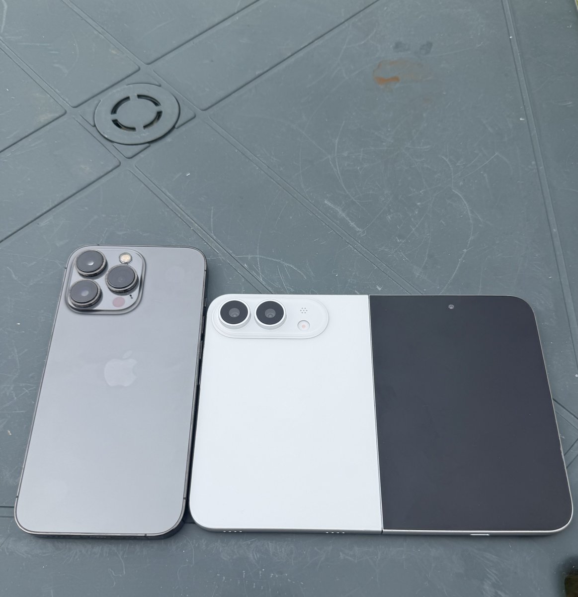 MajinBuofficia's tweet photo. a difference between the iPhone Ultra and the iPhone 13 Pro.! https://t.co/hlXQlNw7Vn