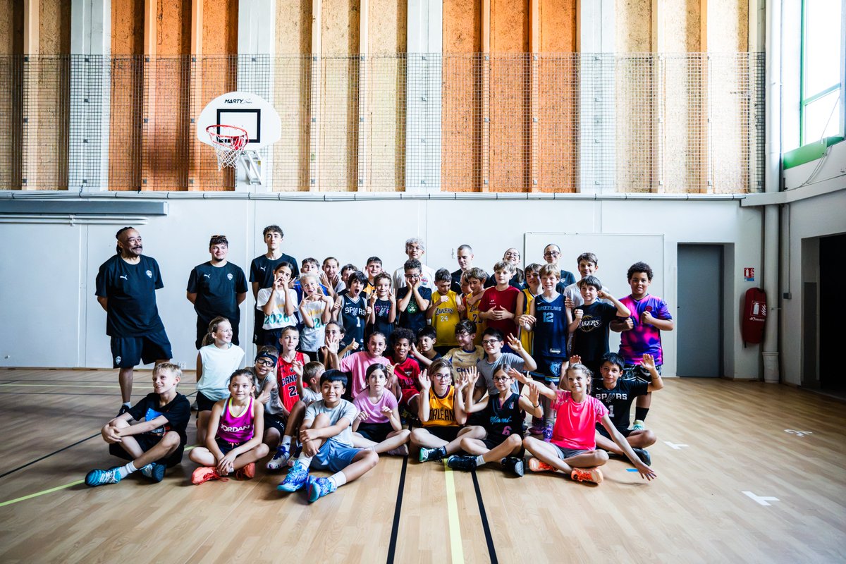 CB_officiel's tweet photo. À peine rentré de la Coupe du Monde U17, Aaron a tenu à rendre visite au camp de Cholet Basket hier matin pour rencontrer les jeunes joueurs et répondre à leurs questions ! 

#CBFAMILY https://t.co/rc7rPDSIkl