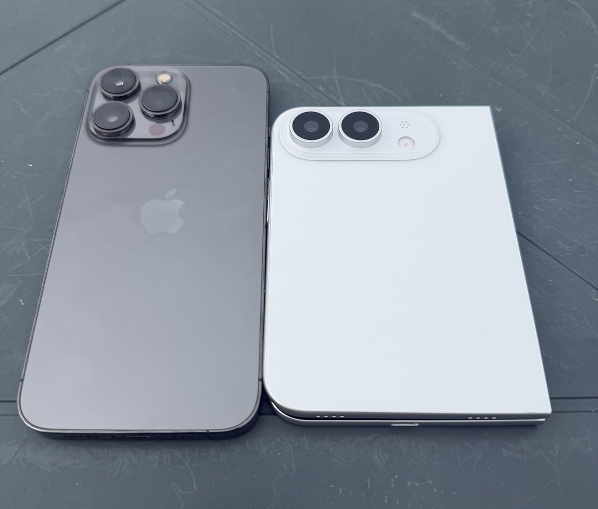 MajinBuofficia's tweet photo. a difference between the iPhone Ultra and the iPhone 13 Pro.! https://t.co/hlXQlNw7Vn