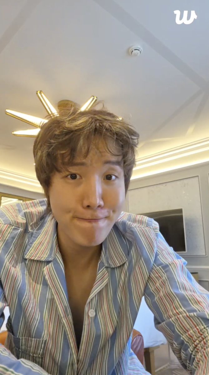 _candyclover's tweet photo. อาร์มี่: รอดีเจเปิด We On (ช่วง Surprise Song) อยู่นะคะ
#jhope: We On เหรอครับ เพลงมันเก่าเกินไปอะสิ

อาร์มี่: #BTS จะปล่อยเพลงอะไรสำหรับ FIFA ไหมคะ
#jhope: หื้มมม 🤔

https://t.co/SlIhinQjlw https://t.co/nUogHUeAtp