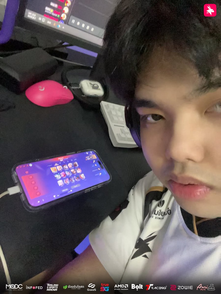 eArena_'s tweet photo. #NBANK ฝากถาม ว่า "คิดถึงกันมั้ย"
#หลังบ้านEA
#EA #eArena #ROV #AOV https://t.co/mpXTRpMo3N