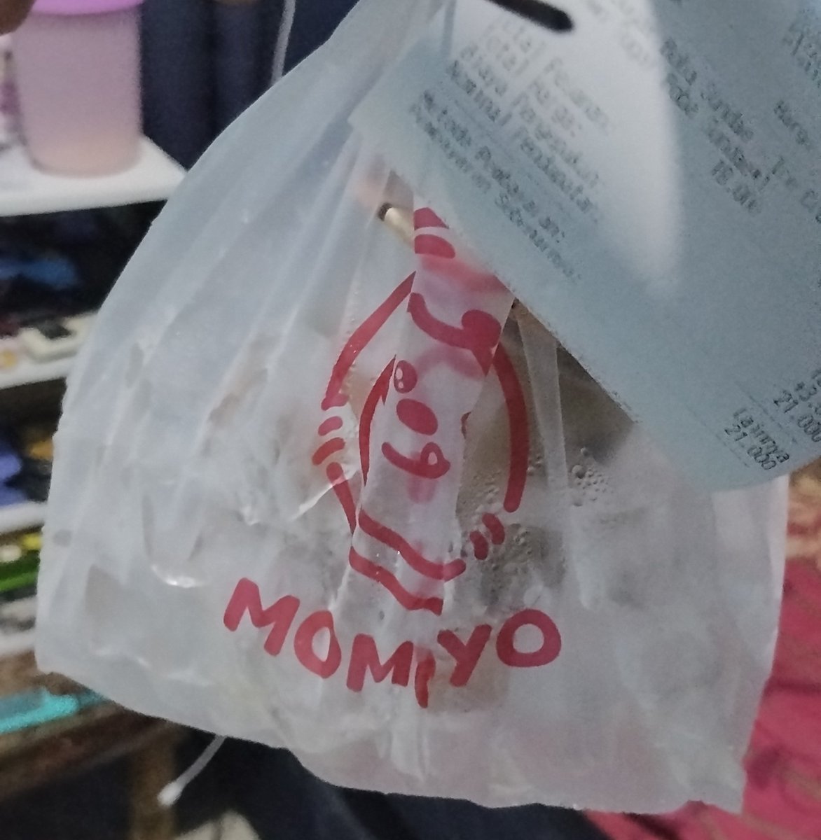 eomhyeonea's tweet photo. belinya 1 tapi ini es batunya banyak bgt wkwkw, emang best sih biar gk cair https://t.co/jjzYlzT909