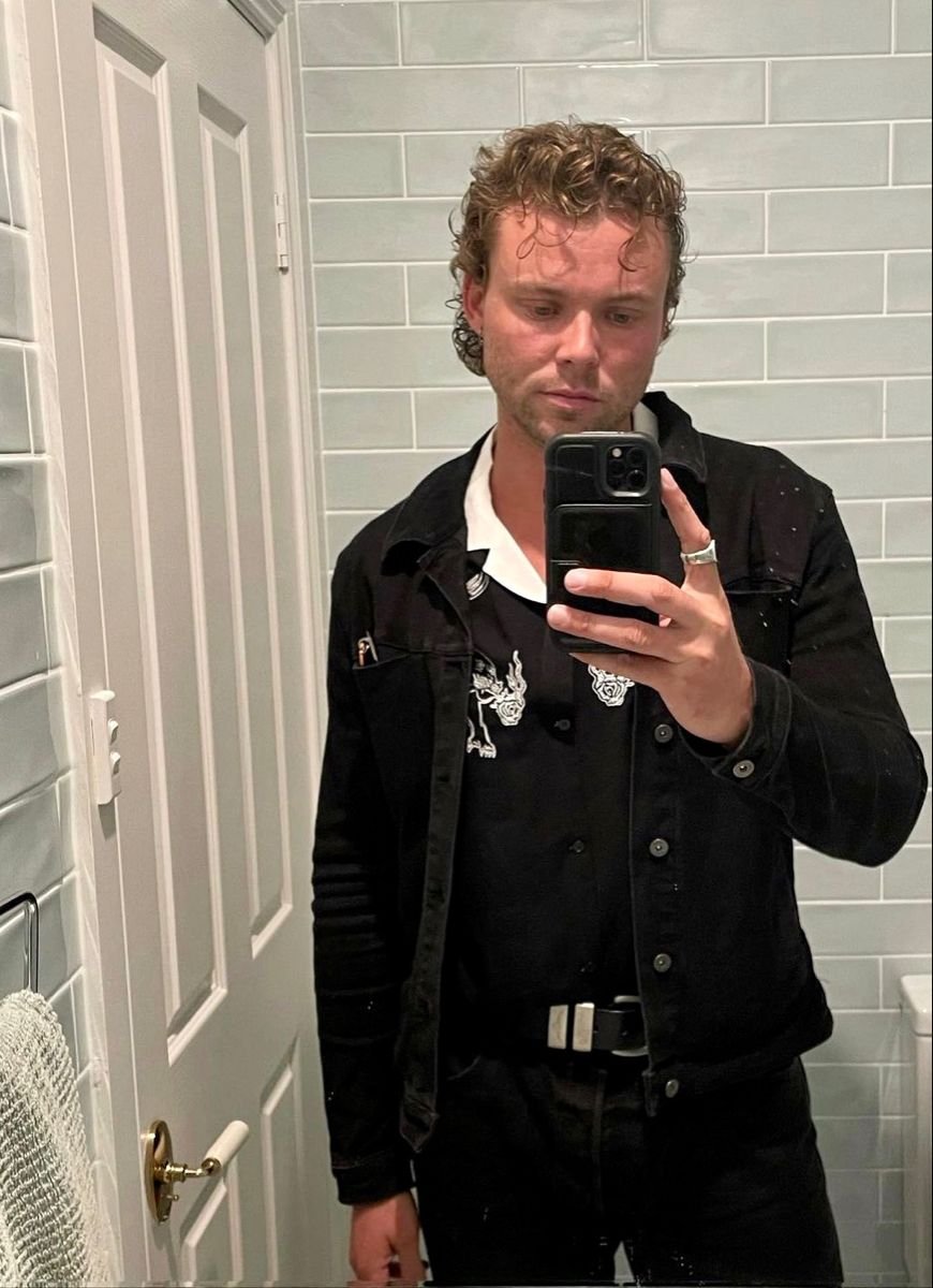 babyitsadream_'s tweet photo. so small, i wonder what happened to him....   he grew the fuck up https://t.co/Z8lxpnGAFK