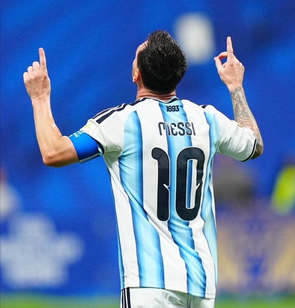 afc_updates01's tweet photo. 🚨 Reporter: “Your players are performing at a high level. Any special inspiration?”

🗣️ Mikel Arteta: “I tell them to study Messi. That’s the standard. That’s what greatness looks like.” https://t.co/v492HDfdzt