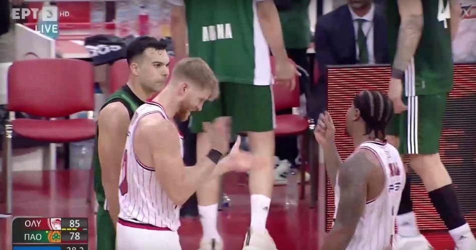 sevlepw13's tweet photo. Θυμάστε τον Γουοκαπ που χειροκροτούσε την κίνηση του κάαναν όταν έδειχνε τα λεφτά στον Σλούκα; 

Ρε σύ Τομας τι έγινε; Θες 3 εκατομμύρια; 
Δεν παίζεις για τη φανέλα εσύ; Νόμιζα είσαι Γαυροψυχος 

Όλα καλά 
#paobc #olympiacosbc https://t.co/BhYtwQzczl