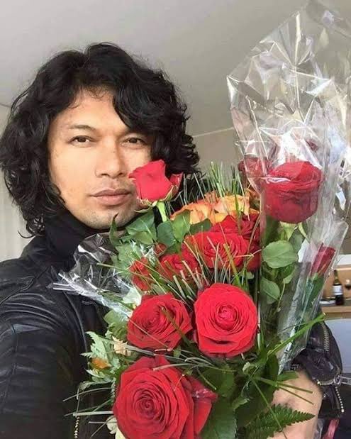 ergoquerencia's tweet photo. 🐶: ter (you) put in soda, green syrup, lime... but did ter (you) put in your charm into it too? [*]
everyone keeps telling me i look like p'sek (loso) today, so here's a beautiful bouquet for you

// that edited bouquet tho 😂🔥

[*] it's a viral phrase by p'sek when he was on live with his wife, p'karn. p'sek ia a famous singer from the famous rock band, loso
#skywongravee