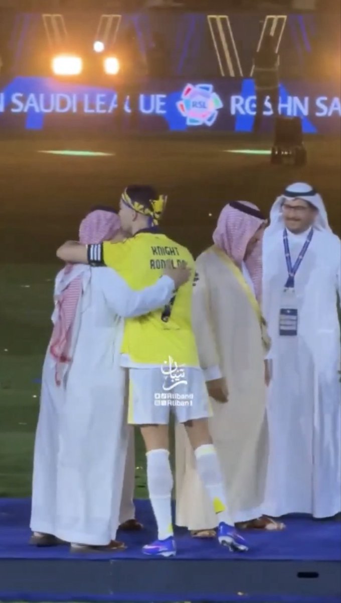 azizhadlaq2010's tweet photo. بعد قبلة الامتنان من #رونالدو 
جاءت كلمات الشكر والتقدير من سيميدو ..
يستاهل المسحل، كانت جهوده كبيرة وغير عادية. وقدم أعمالاً استحق عليها كل الثناء.
وهم أهل وفاء قدروا تلك الجهود. https://t.co/dPndB7qUZX