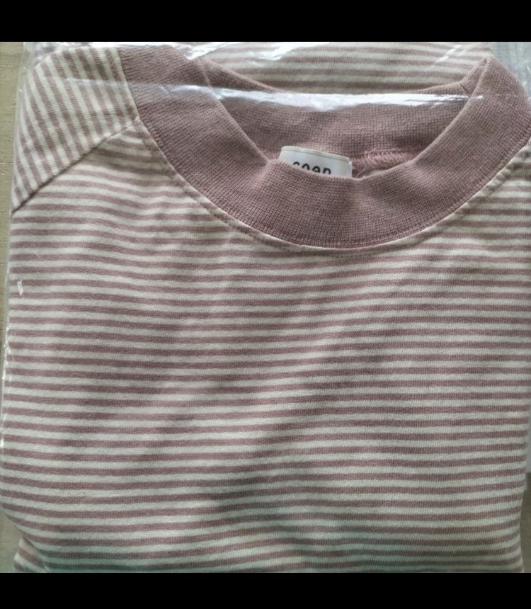 Resume26754691's tweet photo. メルカリで購入された古着のTシャツ

どう見てもブラウンにしか見えないと思うんだけどな
購入者は、ピンクだったから返品したいとのこと

確かにピンクっぽいかも知れないが、やっぱりブラウンだと思うけど

ま、不毛なやり取りして労力使うのも面倒だから、もうあげるわ！ https://t.co/Tp19ZJzZM2