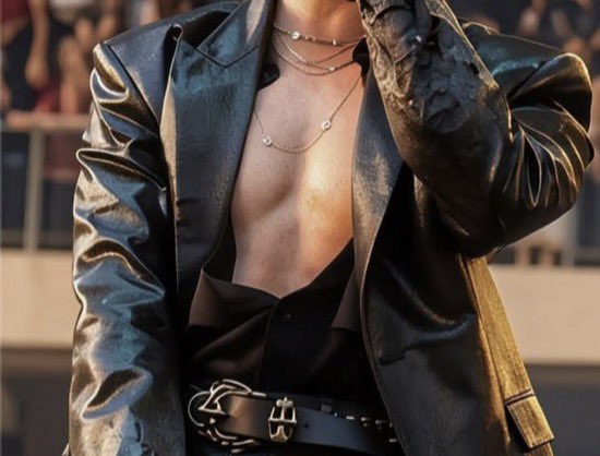 DAILYHOTJHOPE's tweet photo. During his last Weverse live, Hoseok shared that Taehyung called him to the gym for a chest workout after he woke up. His hard work is definitely paying off!! https://t.co/BjF5kQBxaO