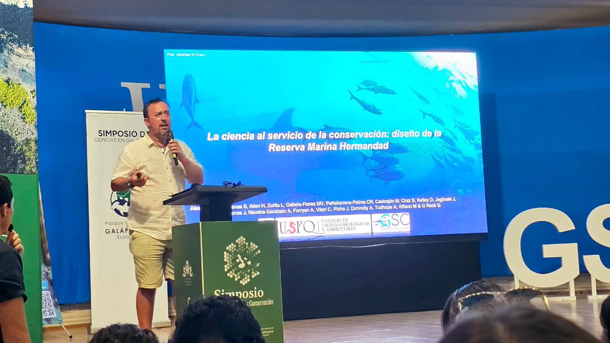 parquegalapagos's tweet photo. 🧬🌊 La ciencia sigue revelando nuevos secretos de Galápagos.

La segunda jornada del VIII Simposio de Investigación y Conservación de Galápagos presentó investigaciones sobre especies emblemáticas, cambio climático, océanos y biodiversidad, aportando evidencia científica para comprender y proteger mejor el archipiélago.

El encuentro también abordó desafíos como la contaminación por plásticos, la seguridad alimentaria y el crecimiento poblacional, destacando la importancia del trabajo conjunto entre la ciencia, las instituciones y la sociedad.

Además, se presentaron herramientas clave para la conservación, como el Plan de Manejo para la Conservación y Uso Sostenible del Lobo Marino de Galápagos y el Plan de Conservación de Corales, que fortalecerán la gestión de estos valiosos ecosistemas.

Cada investigación nos permite conocer más sobre Galápagos y tomar mejores decisiones para conservar este patrimonio natural único. 🌎💙