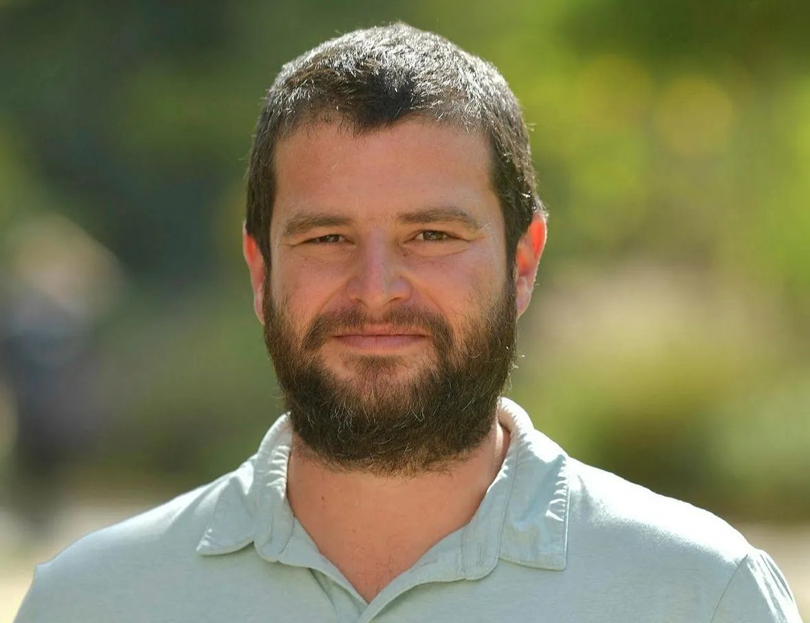 udschachter's tweet photo. אם הכרתם אותי בפאזה ה-8200ית שלי, בטח שמעתם אותי מתישהו חופר על רשתיות. 

ובכן, אנשים לא באמת משתנים, ועל כן כתבתי הבוקר על מחקר חדש של ד"ר שמואל סן @san_muly  מהחוג לכלכלה באוניברסיטה העברית - מחקר שעוסק בהשפעה של קשרים רשתיים שכאלה על קבלה לעבודה ראשונה.

במחקר, סן בדק ברישומי ביטוח לאומי מה היה מקום העבודה הראשון של צעירים ישראלים. אחר כך, הוא השווה בחן האם בחברות שבהן עבדו הצעירים, עבד –שימו לב לזה- קולגה לשעבר של ההורים שלהם. הוא מצא שאם בחברה עבד קולגה לשעבר של ההורים בזמן שהילד התמיין לחברה – הסיכוי שהוא יתחיל לעבוד בה עולה במאות אחוזים ביחס לחברות אחרות מאותה תעשייה ומאותו איזור גיאוגרפי. כשההורים והקולגה-לשעבר עבדו יחד בחברה קטנה, סטארטאפ למשל, הסיכוי שהילד יתחיל לעבוד בחברה עולה *פי 13*.

הנתונים האלה מעוררים מחשבות ברמת הפרט, אבל לפי סן – הם ביטוי לשינוי תפיסתי בכלכלת העבודה שטרם חלחל למדיניות הממשלתית. במשך שנים, כלכלני עבודה שמו את הדגש על השכלה וטיפוח הון אנושי כגורמים המנבאים הצלחה תעסוקתית. בשנים האחרונות, הרבה בגלל יכולות מדידה משופרות, הדגש בכלכלת העבודה עובר אט אט לבחינה של קשרים חברתיים כמנבא להצלחה תעסוקתית.

ההשלכה הקונקרטית של זה, אליבא דסן, היא שייתכן שהמדינה צריכה להשקיע פחות בטיפוח השכלה של אוכלוסיות לא-משולבות בתעסוקה. במקום זה, היא צריכה להעביר את ההשקעה שלה להזדמנויות שיאפשרו לאוכלוסיות הללו –לפחות למצטיינים מתוכן- לפתח קשרים בתעשיות החזקות. למשל, באמצעות השקעה רבה יותר בתוכניות התמחות. האם זה יכול לחולל שינוי משמעותי יותר בתעסוקה של חרדים וערבים?

על כל זאת ועוד בכתבה שבתגובה הראשונה.

(קרדיט תמונה: ברונו שרביט)
